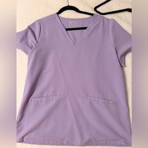Figs Women's Casma 3 pocket scrub top in Lavender Dew